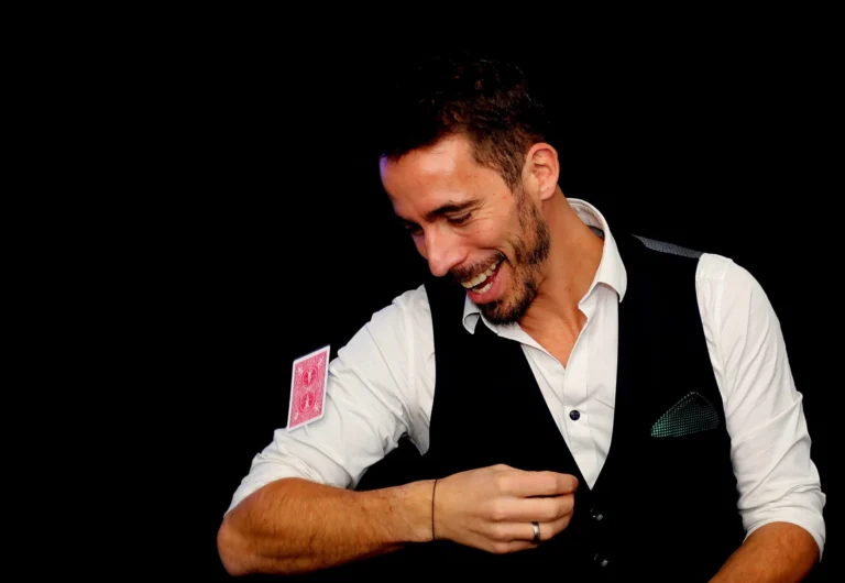 Le magicien Wicka en prestation de close-up prestige à Genève