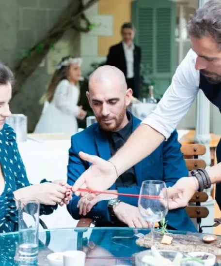 Wicka réalisant de la magie close-up lors d'un mariage en Suisse romande