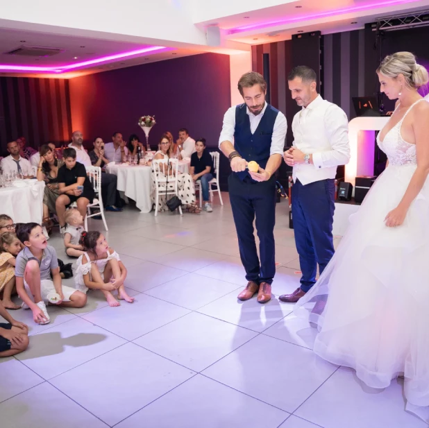 Spectacle de magie sur scène lors d'un mariage en Suisse par le magicien Wicka
