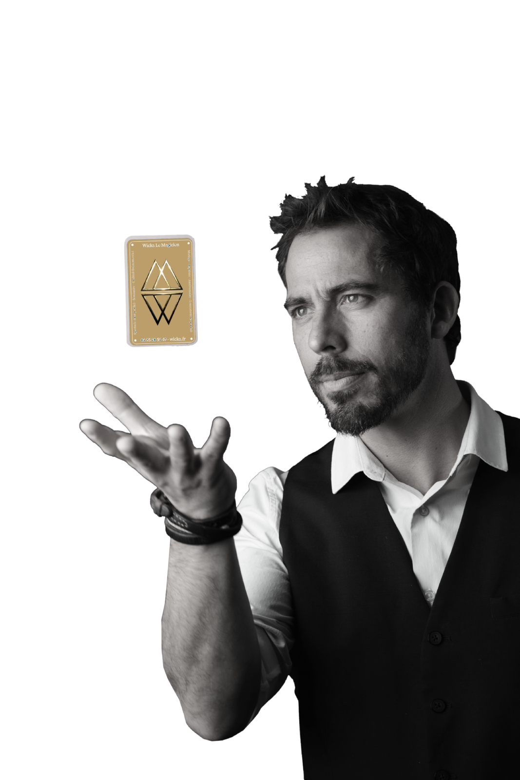 Wicka effectuant un tour de magie avec une carte en lévitation