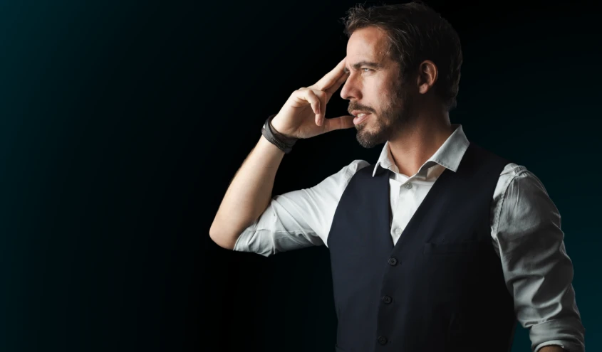 Wicka, magicien mentaliste à Genève réalisant une expérience psychologique avec le public