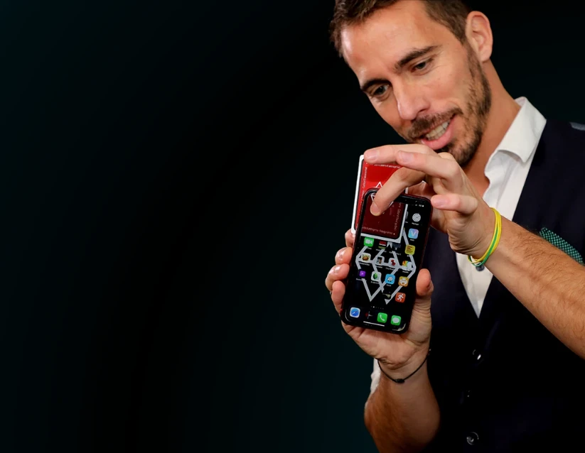 Wicka, magicien digital en Suisse lors d'une prestation de magie sur iPad